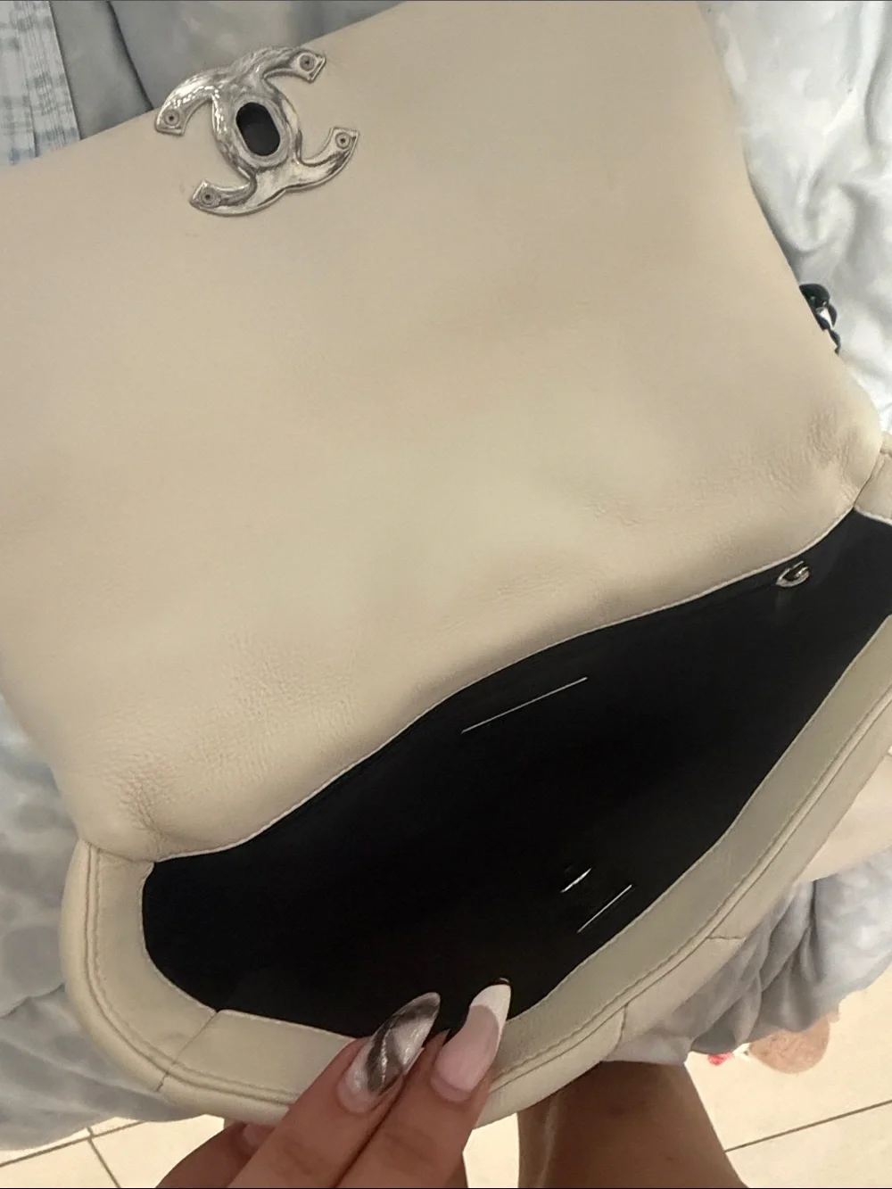 CHANEL Cream Quilted Leather Shoulder Bag with Black Chain